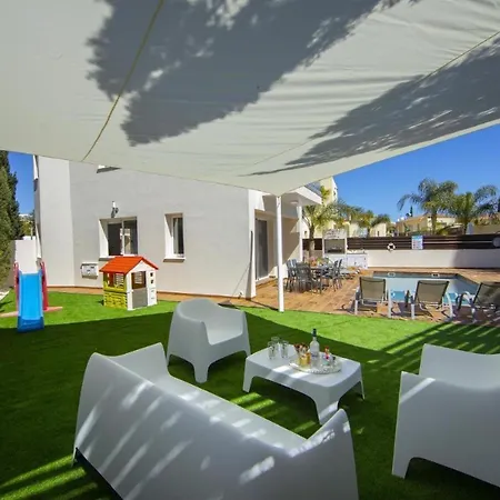 Tsokkos Family - Pool Garden 2' Walk To Vakantiehuis Protaras