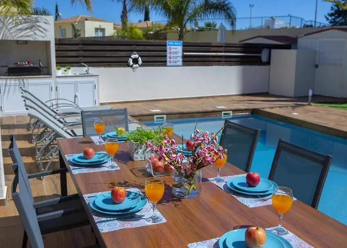 Tsokkos Family - Pool Garden 2' Walk To