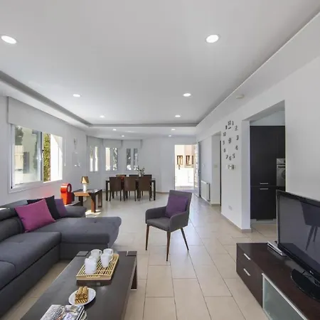 Tsokkos Family - Pool Garden 2' Walk To