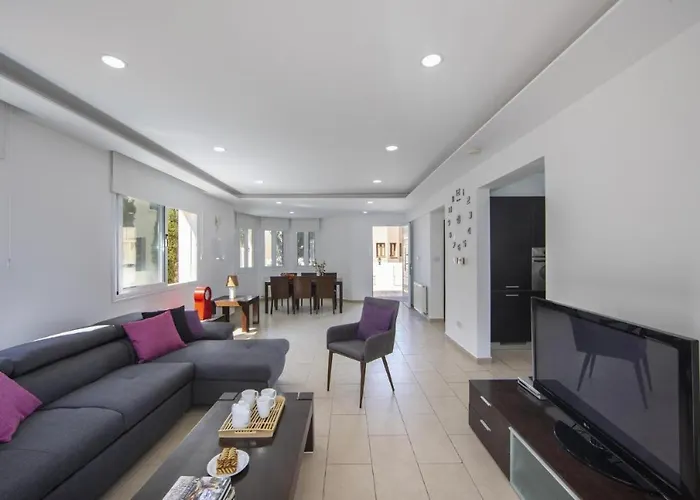 Tsokkos Family - Pool Garden 2' Walk To